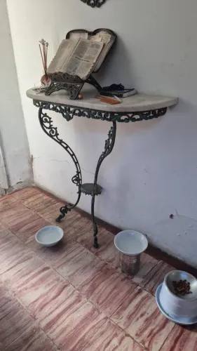 conjunto mesinhas em bronze com tampo de mármore