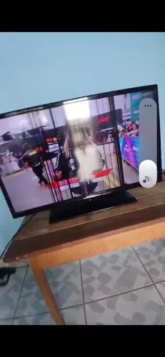 Venda - se uma televisão Samsung ela tá só com umas listas pretas mas tá pegando normal
