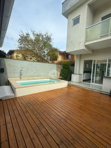 CASA DE ALTO PADRÃO COM PISCINA EM CONDOMÍNIO FECHADO PERTO DA PRAIA EM RIO TAVARES