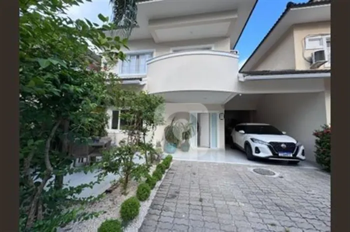 Patrimovel vende excelente casa Duplex com sotao, alto padrao em Vargem Pequena