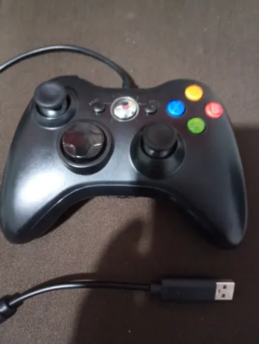 Controle Xbox 360 com fio (Quase novo)