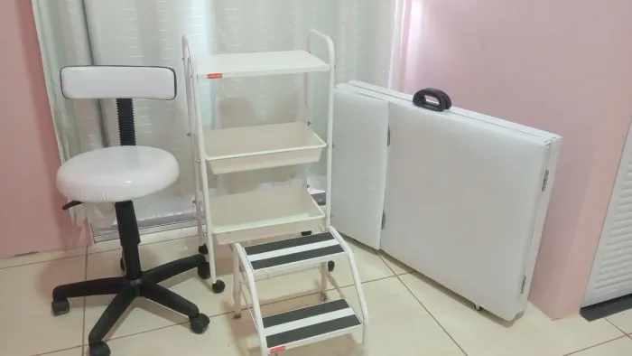 Kit Estética, maca, carrinho auxiliar, escada e mocho.