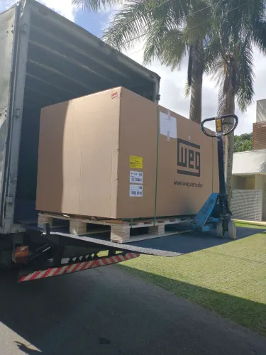 Caminhão com plataforma elevatória
