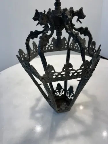 Luminária antiga, lanterna pendente de ferro fundido, estilo gótico