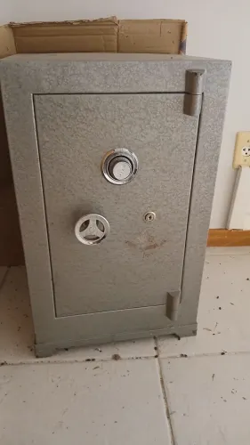 Vendo um cofre PRECISA DE PEDIR CHAVEIRO