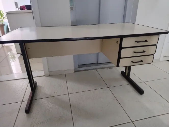 Mesa de escritorio con 3 gavetas