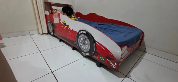 Cama infantil com desenho de carro