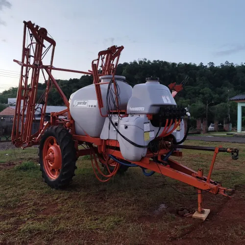 Pulverizador de arrasto Jacto Advance 2000L 18m de barras
