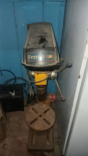 Furadeira de bancada 127V