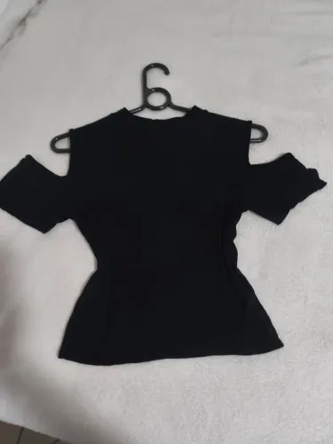 Blusa preta com ombros a mostra 