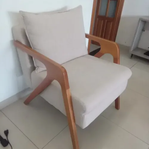 Poltrona para sala com braço de madeira