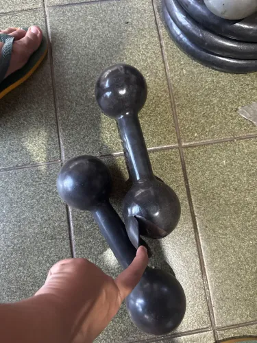 Par de Halter 5kg bola emborrachado usado R$ 100