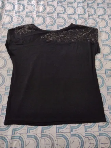 Blusa linda parece uma nuvem no corpo perfeita com jeans.