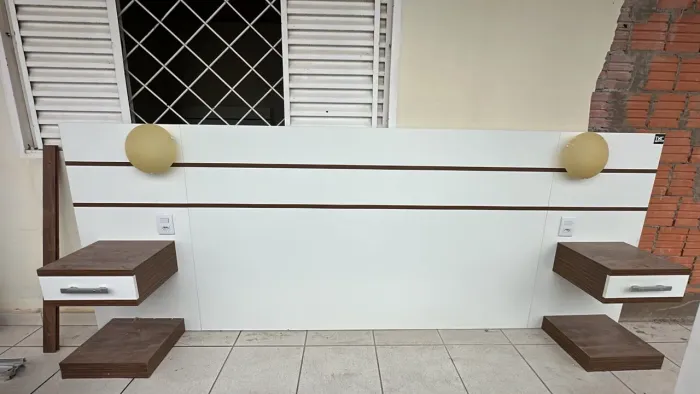 Vendo painel de TV e cabeceira com criado.painel medindo 1.52x1.52 cabeceira 1.21x3.21