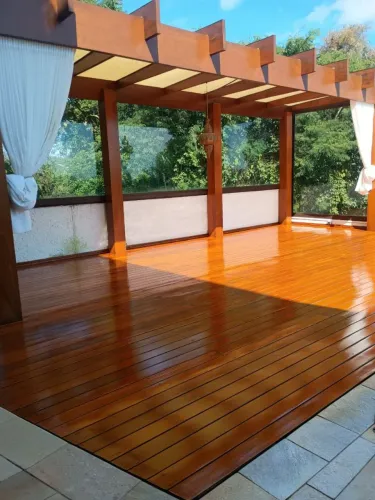 Deck,  Assoalho, pergolado, revestimento de escada. 