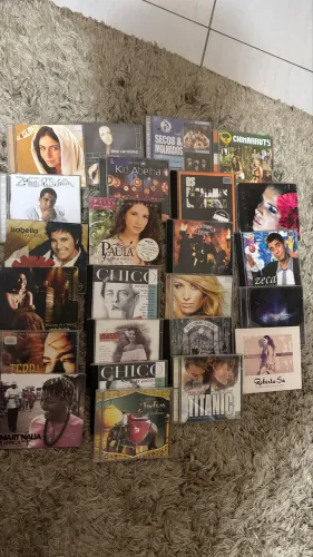 CDs e DVDs variados