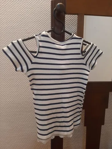 Blusa canelada listrada. Branca e azul- marinho Recortes nos ombros.Tamanho 10.
