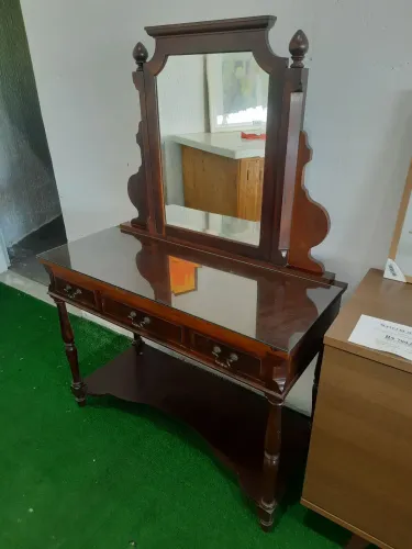 Penteadeira de Madeira com 3 gavetas 