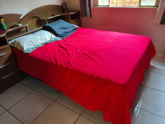 Vende-se uma cama de casal em bom estado de conservação