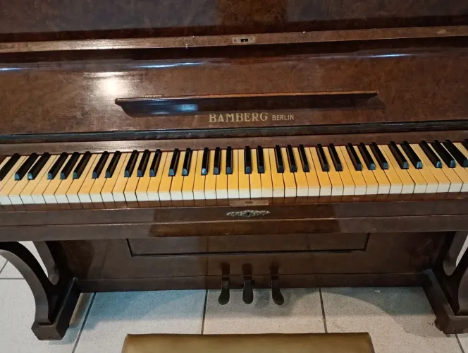 Piano acústico vertical