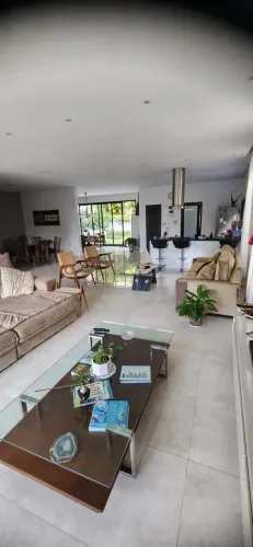 Casa de condomínio para venda tem 397 metros quadrados com 5 quartos
