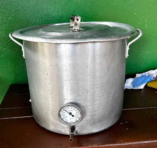 Panela de alumínio, com termômetro instalado, capacidade de 45 litros, com tampa.