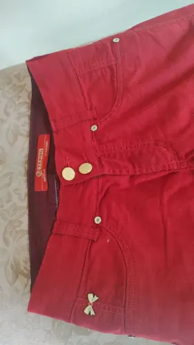 Calça jeans vermelha