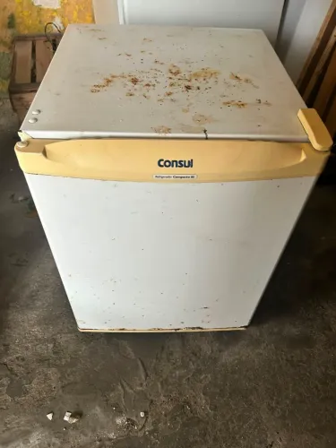 Vende - se frigobar
