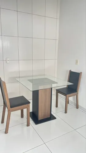 Mesa de vidro acompanha 2 cadeiras