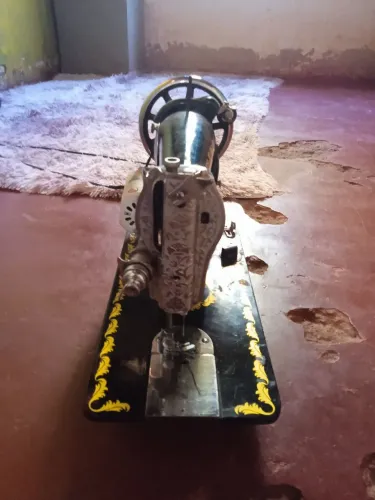 Máquina de costura bem conservada