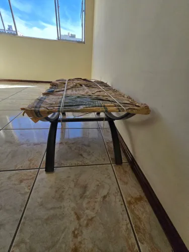 Mesa de centro retangular com tampa de vidro