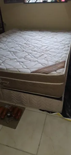 Cama Queen a venda 