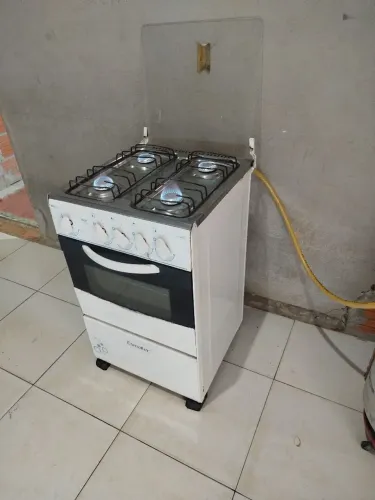 Fogão 04 Bocas Bem Conservado Funcionando todas as Bocas e Forno.