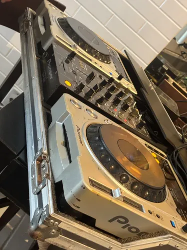 KIT Par de CDJs Pioneer 800 mk2 + Mixer Pioneer + Case