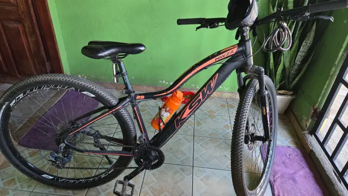 Vendo bicicleta completa, leds, capacete ,bolsa pra guarde acessórios, suporte de garrafa