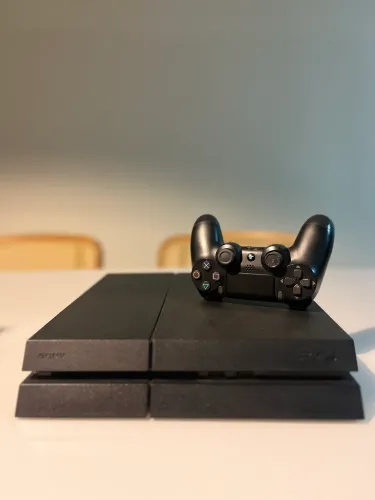 PLAYSTATION 4- Usado + CONTROLE
