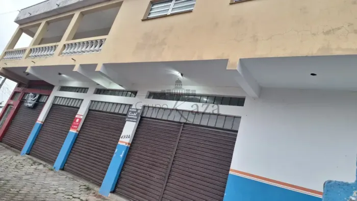 Prédio Comercial / Residencial - 2 Residencias e 2 Salões Comerciais com Pé Direito alto.