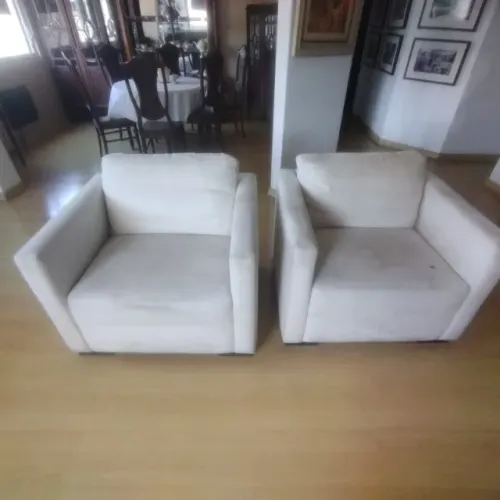 Par de Poltronas Quadradas em Tecido Bege/Off-White
