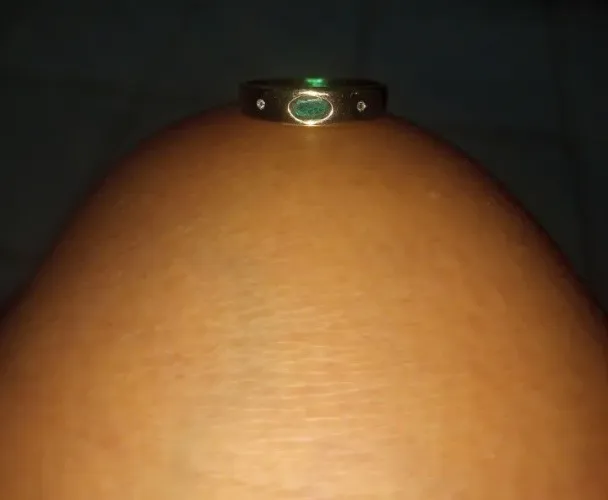 Anel de ouro branco com esmeralda e brilhantes