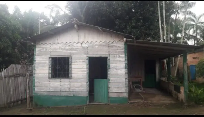 Casa a venda ,terreno grande ,cheia árvores, de uma rua a outra ,na comunidade secretaria