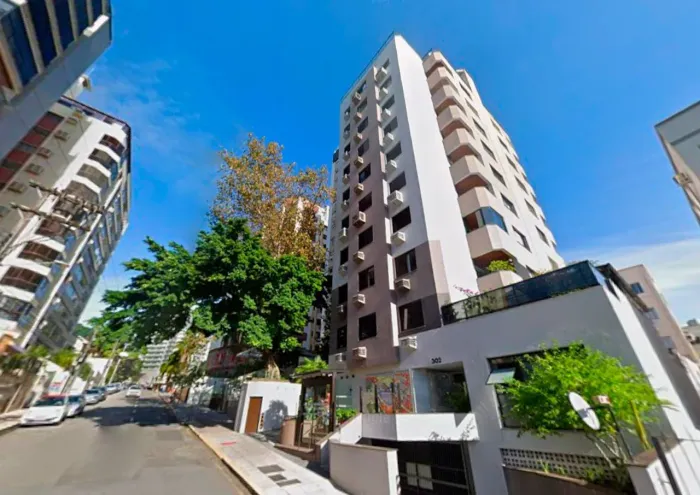 Locação | Apartamento semi mobiliado, 4 quartos e 1 vaga de garagem - Centro de Florianópo