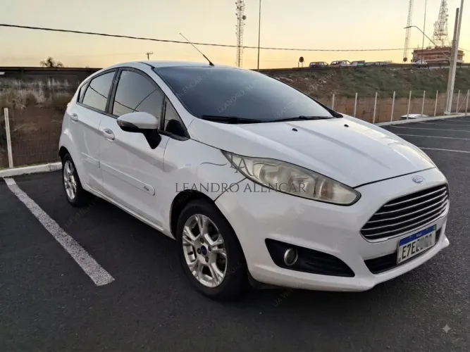 Ford Fiesta 1.6 16V Flex Aut. 5P 2014