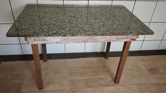 Mesa de mármore bistrô pé madeira 
