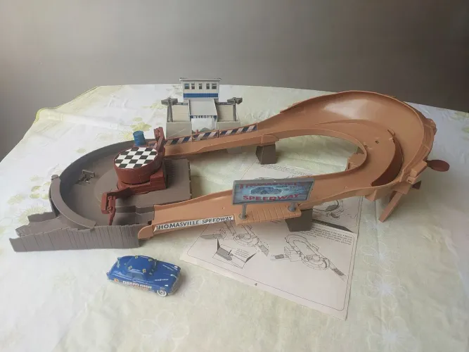 Pista Disney Pixar Carros 3 - Thomasville Speedway (Mattel)+carrinho fabuloso HudsonHornet