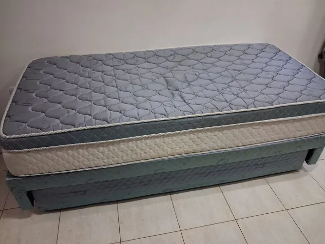 Vendo bi-cama de solteiro, marca Gazin, super-luxo com colchão de molas ensacadas.