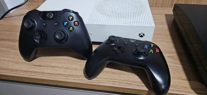 Xbox one S branco com 2 controles