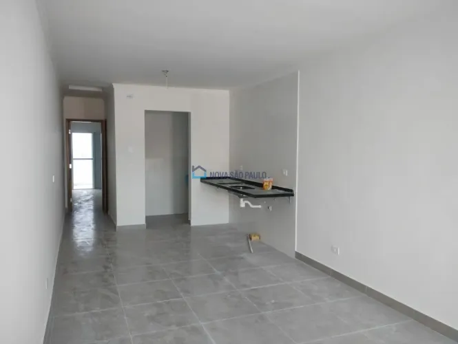 Sobrado com 2 dormitórios e vaga de garagem próximo à Avenida Santa Catarina