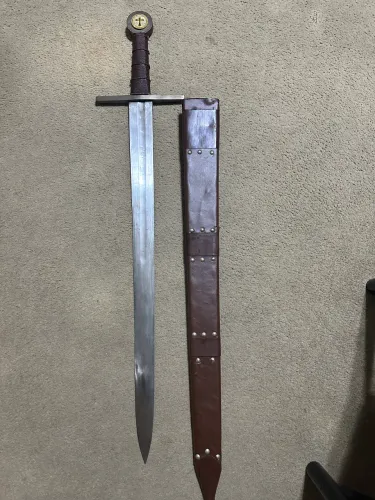 Espada medieval em aço feita por cuteleiro  