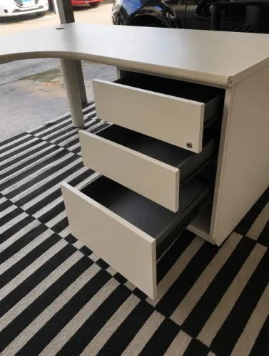 Mesa de escritorio de canto com gavetas