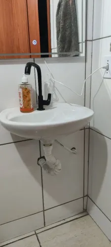 Pia para banheiro com torneira